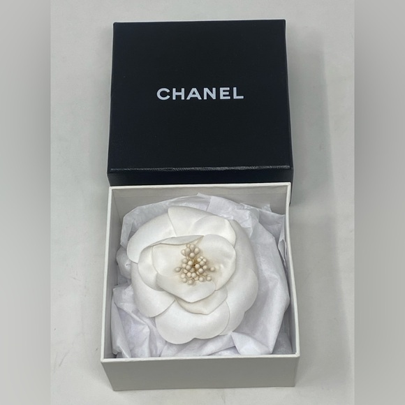 CHANEL WHITE CAMELLIA FLOWER PIN BROOCH - Picture 1 of 11